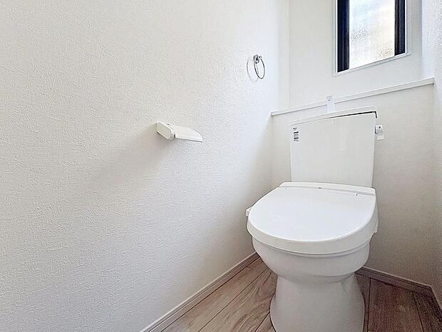 「温水洗浄便座付きトイレ」トイレは快適な温水洗浄便座付です。清潔感のあるホワイトで統一しました。いつも清潔な空間であって頂けるよう配慮された造りです。