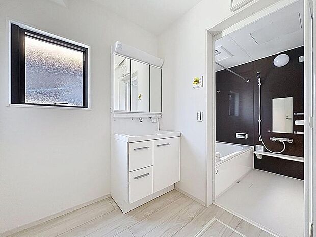 「窓あり×洗面所」湿気の多くなりやすい洗面所も、窓があることで換気が可能なので気持ちよくお使い頂けます。