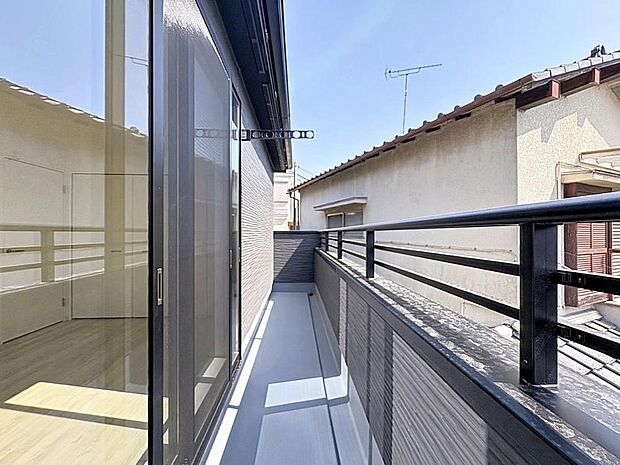 「南向き。バルコニー」都市型生活をより快適にコーディネートするかのように、周りの情景とマッチしたバルコニー。住まうご家族の心地よさを最優先したバルコニーでは様々な時間を楽しめます。