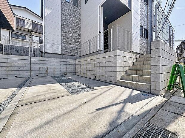 「カースペース」駐車スペースがあるので、お子様の自転車やバイク置き場にするスペースとしてもご利用いただけます。