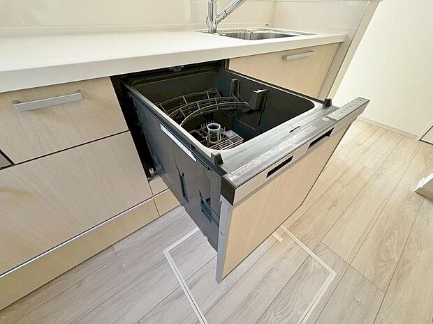 通常の手洗いでは使用出来ないほど高温のお湯や高圧水流を使うことにより汚れを効果的に落とすことができる。殺菌効果が非常に高く哺乳瓶などを使う家庭で需要が高く大変便利。