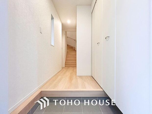 「玄関」人を迎え入れる最初の場所だからこそ、清潔感があり纏まった空間にして頂ける様にゆとりあるシューズボックスを設置しました。おでかけの時も帰宅の時も、すっきりとした玄関は気持ちが良いものです。