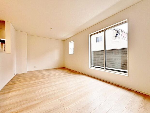 「15.7帖。ゆとりのLDK。」広々約15帖のLDK。家族団らんの場やソファーでゆっくりとくつろぐスペースにオススメです。