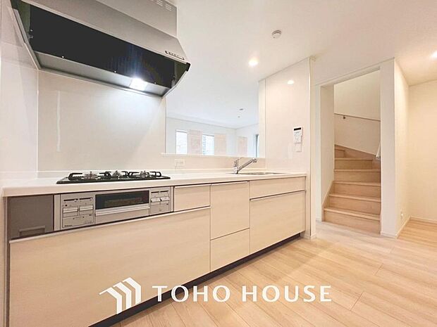 「ゆとりのキッチン。」大型の冷蔵庫やレンジボードもしっかり置ける広々としたキッチンスペースが大事。ゆとりある空間で作業ができるとお料理の腕も日に日に上がりそうな気がしてきます。