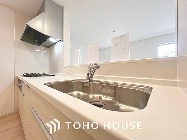 「対面式キッチン仕様」キッチンスペースは、ゆとりの広さを確保。開放的な対面式キッチンなので、ご家族との会話を楽しうことはもちろん、お子様を見守りながら家事時間を進められます。