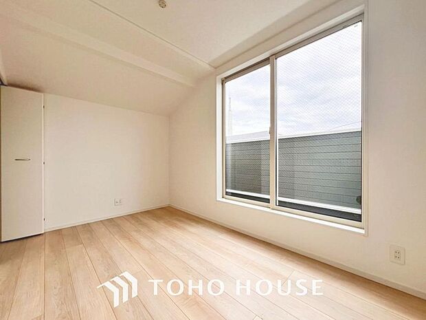 「バルコニーに面した居室」主寝室は十分な広さに加えて、快適に目覚められるよう、大きな採光窓を設けました。