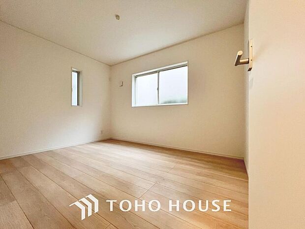 「二面採光・通風良好◎」居室に窓が2ヶ所あるので、明るさの確保と、風の通り道ができることで換気のしやすいお家になっています。