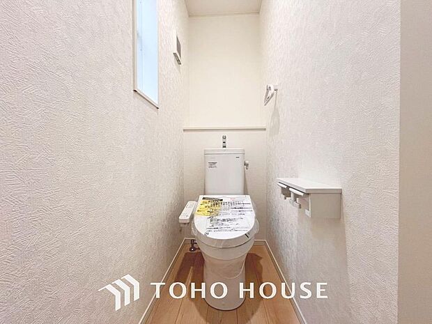 「温水洗浄便座付きトイレ」トイレは快適な温水洗浄便座付です。清潔感のあるホワイトで統一しました。いつも清潔な空間であって頂けるよう配慮された造りです。