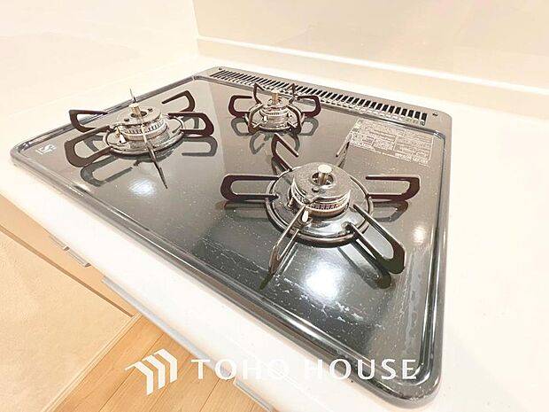 毎日料理をする、料理が好き、家族が多くて量を作る必要がある、等の方々にとっては必須の3口コンロ。同時進行で効率アップはもちろん鍋を移動する回数が減り、無駄な動きを軽減することが出来ます。