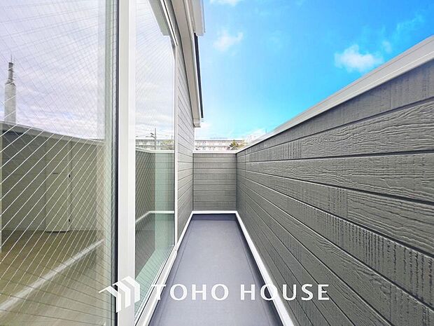 「バルコニー」都市型生活をより快適にコーディネートするかのように、周りの情景とマッチしたバルコニー。住まうご家族の心地よさを最優先したバルコニーでは様々な時間を楽しめます。