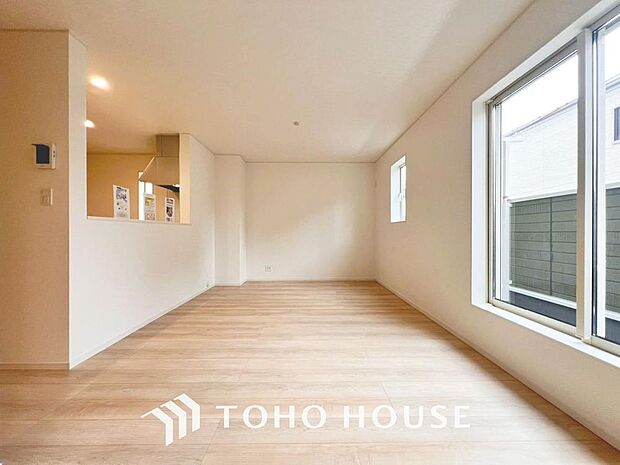 「穏やかな時が流れる癒しの空間」穏やかな光が明るくリビングルームを包みます。心地よい空間が、ご家族のかけがえのない時間に優しく寄り添います。