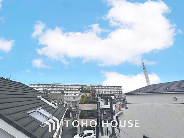 「穏やかな街並みの眺望」穏やかな街並みを一望しながら、爽やかな風と柔らかく降り注ぐ陽光を感じて頂けます。心地良い開放感が暮らしにゆとりと充足感をもたらします。