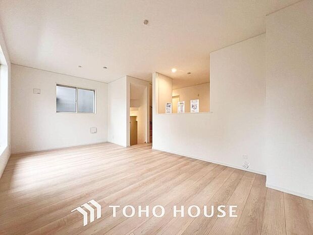 「団欒の場」柔らかな色合いが優しい雰囲気のお部屋は、格別の居心地の良さを感じて頂けます。採光窓から零れる陽光に癒されてください。