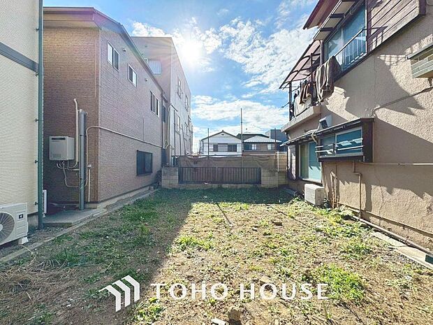 「現況」住まい探しは街探し。みんなが街探しのポイントにしているのは何。 第1位は過半数が支持した納得の 「交通の利便性」。続いて3割以上の人が「住環境」と「公園、緑地の充実」です。