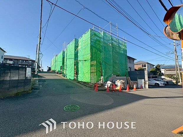 「前面道路含む外観」東5m、南5m