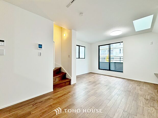 「家族団欒の寛ぎ空間」LDKでは家族が集まり一緒の時間を過ごせる工夫がされております。何気ない一日の当たり前のひとコマがいつか一生の宝物になります。