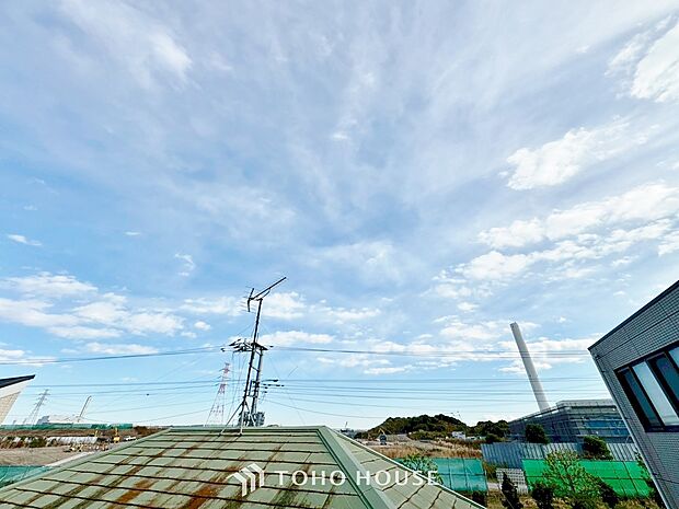 「穏やかな街並みの眺望」穏やかな街並みを一望しながら、爽やかな風と柔らかく降り注ぐ陽光を感じて頂けます。心地良い開放感が暮らしにゆとりと充足感をもたらします。