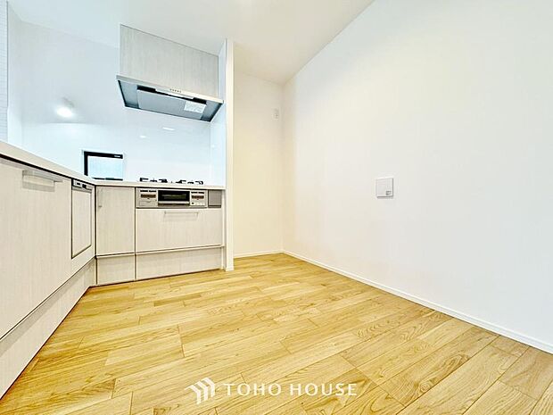 「対面式キッチン仕様」キッチンスペースは、ゆとりの広さを確保。開放的な対面式キッチンなので、ご家族との会話を楽しうことはもちろん、お子様を見守りながら家事時間を進められます。