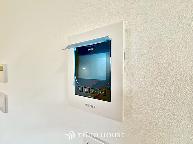 「見える安心」をカタチにしました。誰が来てもわかる様にモニター付きインターホンを設置。家事導線を考慮した個所に設置し、防犯性と利便性に優れ快適と安らぎを合わせた優しい設計。