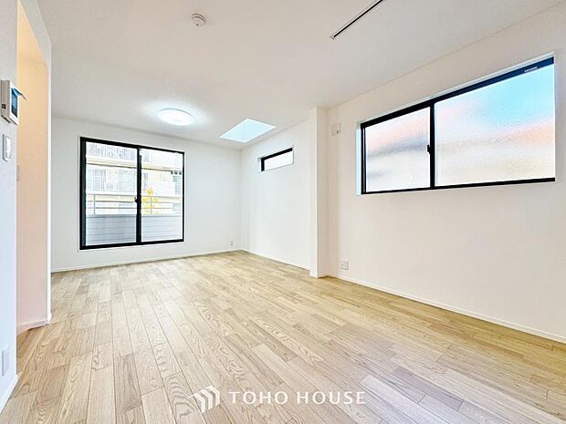 「採光面の多いLDK。。」団欒の場であるリビングには採光窓を多く取り入れていますので、暖かな陽光と心地よい風が贅沢に降り注ぎます。