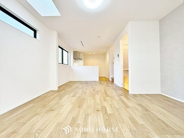 「居心地の良いリビング。」家族の会話や笑顔が行き交うリビングで、大きなソファやダイニングテーブルでゆったり食事をしたりくつろぎたい。そんな夢が叶えられる空間です。