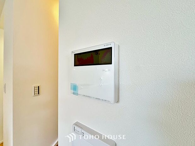 お風呂場と台所に操作リモコンがあり、キッチン近くにある給湯リモコンは、お料理の最中でもリビングで寛いでいるなかでもボタン一つで簡単に沸かせて便利ですね。