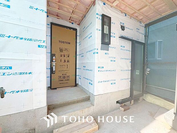 「玄関アプローチ」人を迎え入れる最初の場所だからこそ、清潔感があり纏まった空間にして頂ける様に、ゆとりあるスペースを確保しました。