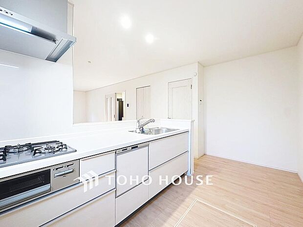 「家事時短の叶うキッチン◎」効率よくお料理ができる3口コンロ・食洗機・出し入れしやすいスライド収納を完備したシステムキッチン。確かな機能性を実感頂けます。