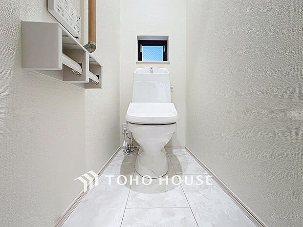 「温水洗浄便座付きトイレ」トイレは快適な温水洗浄便座付です。清潔感のあるホワイトで統一しました。いつも清潔な空間であって頂けるよう配慮された造りです。