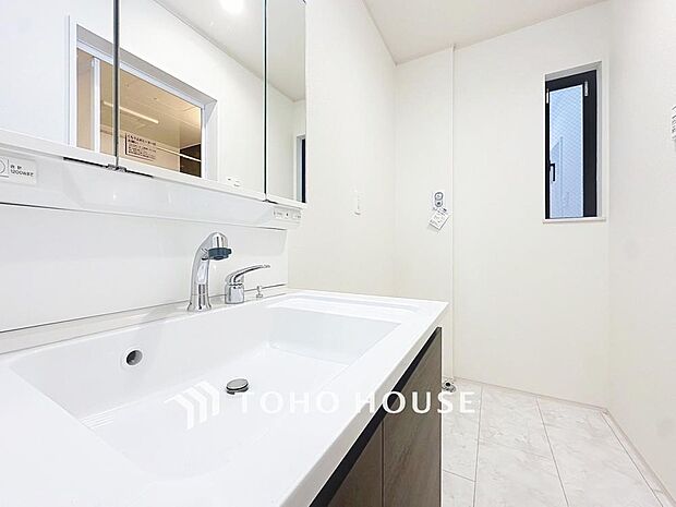 「洗面台」大きな鏡で朝の準備もばっちり。収納も多く、洗剤など日用品の保管にも便利です。