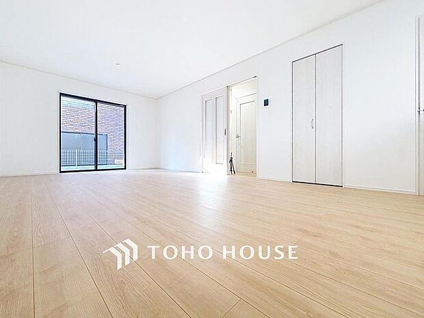 「憩いの場リビング」くつろぎを愉しむリビングルームは憩いの場となります。リビングとダイニングの空間機能を活かし、巧みに使い分ける発想が、ライフスタイルに新しいゆとりをもたらします。