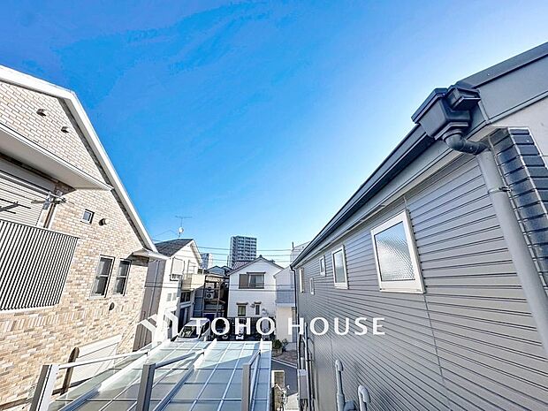 「穏やかな街並みの眺望」穏やかな街並みを一望しながら、爽やかな風と柔らかく降り注ぐ陽光を感じて頂けます。心地良い開放感が暮らしにゆとりと充足感をもたらします。