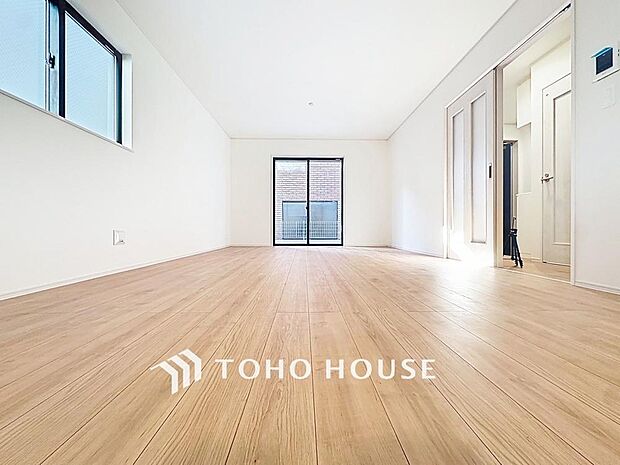 「家族団欒の寛ぎ空間」家族の会話や笑顔が行き交うリビングで、大きなソファやダイニングテーブルでゆったり食事をしたりくつろぎたい。そんな夢が叶えられる空間です。