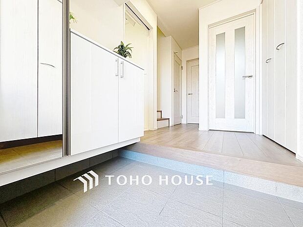 「玄関」家の中でお客様を迎える最初の場所である玄関。豊富な玄関収納で、常に綺麗に保つことが出来ます。