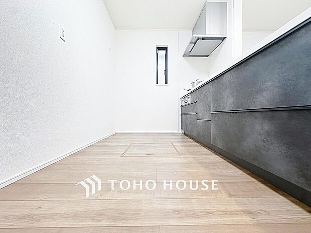 「窓あり×キッチン。」作業スペースを多くとったキッチンには、コンロ横にスリット窓を設置し通気性と明るさを取り入れました。