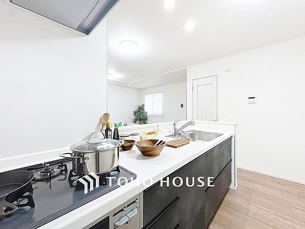 「対面式キッチン仕様」キッチンスペースは、ゆとりの広さを確保。開放的な対面式キッチンなので、ご家族との会話を楽しうことはもちろん、お子様を見守りながら家事時間を進められます。