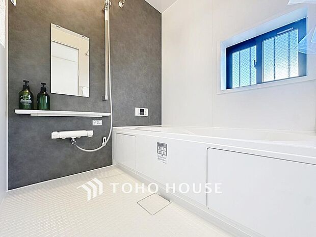 「バスルーム」一日の疲れを癒す貴重なバスタイム。ゆったりと足を伸ばして入浴することが可能な広さです。