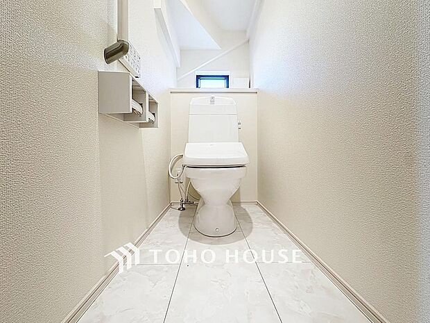 「温水洗浄便座付きトイレ」トイレは快適な温水洗浄便座付です。清潔感のあるホワイトで統一しました。いつも清潔な空間であって頂けるよう配慮された造りです。