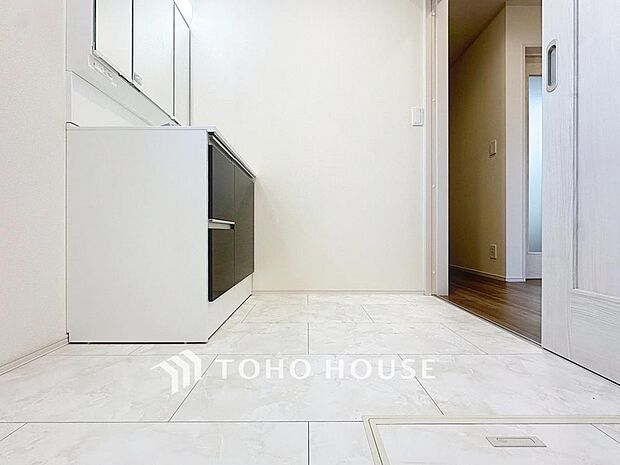 「すっきり片付く収納力。三面鏡洗面台。」身だしなみを整えやすい事はもちろんですが、鏡の後ろに収納スペースを設ける事により、散らかりやすい洗面スペースをすっきりさせる事が出来るのも嬉しいですね。