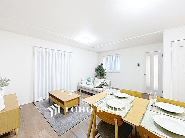 「17帖。ゆとりのLDK」広々約17帖のLDK。家族団らんの場やソファーでゆっくりとくつろぐスペースにオススメです。