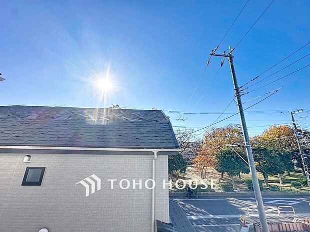 「眺望」今日も、明日も、この街で、きっと誰かがしあわせになる物語が描かれていくはずです。同じ風景が毎日365日、まったく違う顔を見せてくれる。爽快な風も毎日やさしく頬をなででくれます。