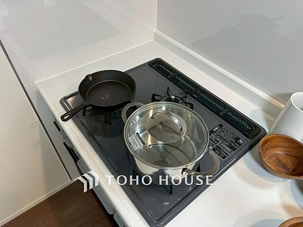 見た目に美しく使いやすさにも優れ、吹きこぼれ等のお掃除も簡単。3口コンロで忙しくても同時に調理ができるので便利ですね。