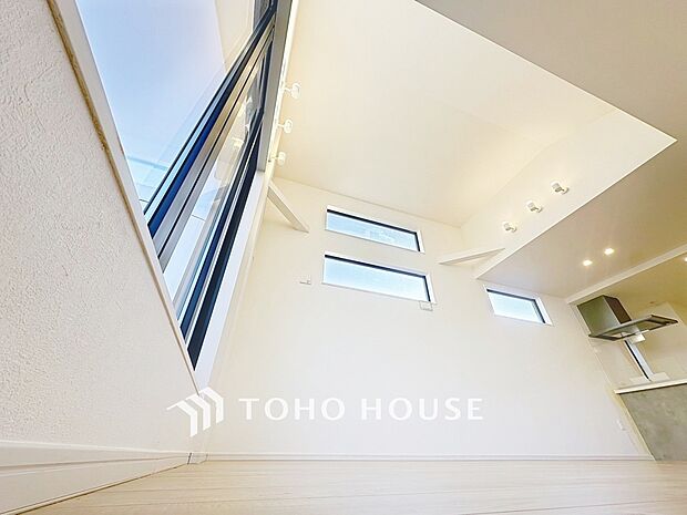 造りこんだ空間演出の妙が生み出す光と質のハーモニーはこの住宅のクオリティの良さを実感させてくれます。