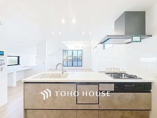 ご家族みんなで調理ができる位のスペースを実現したキッチン空間となっております。