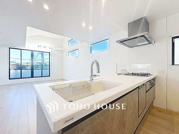 夫婦そろってキッチンに立っても調理がしやすく余裕の広さ。家事をしながら会話も弾みます。