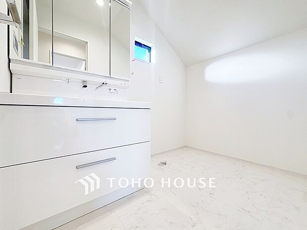 手で洗いたい大切な服など、広く使えると助かる洗面台は汚れの付きにくい形状と素材で造られております。