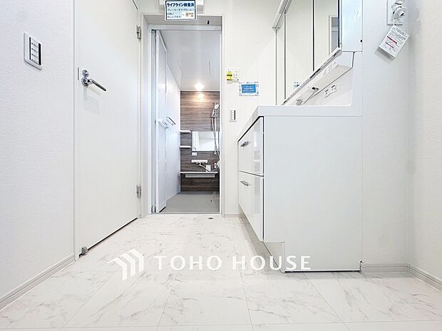 身だしなみのチェックがしやすい大きな鏡、下には収納がたっぷり。スッキリとした空間を演出いたします。