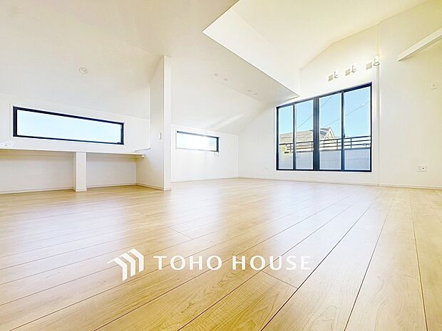 リビングも広く設け、訪れる人々を暖かく迎えてくれます。