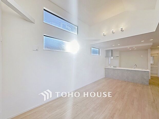 空気感という居心地の良いＢＧＭは、心からのやすらぎと満足感を与えてくれます。通風と採光を考慮したリビングは地域の鼓動を感じながらお寛ぎ頂くことが可能です。