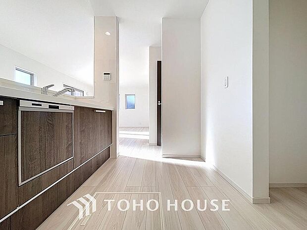 「カウンターキッチン。」効率よくお料理ができるコンロ・収納を完備したシステムキッチン。確かな機能性を実感頂けます。